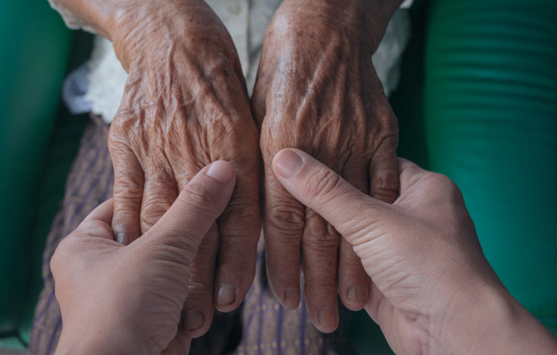 Cómo proteger a personas mayores y cuidadores de la pandemia por coronavirus durante la desescalada