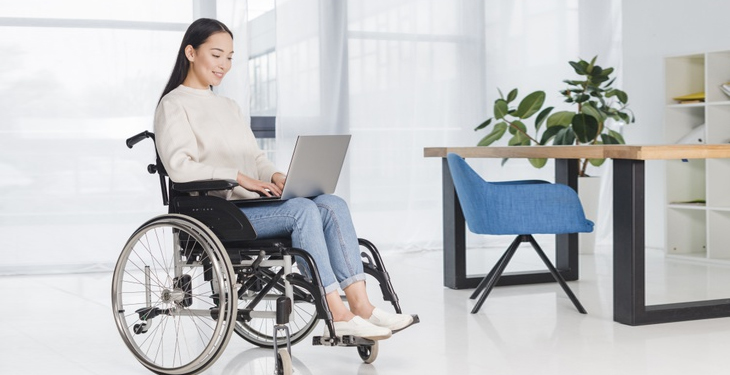 Consejos para sentar a una persona en una silla de ruedas con la postura adecuada