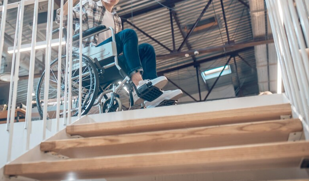 Cómo subir y bajar escaleras con sillas de ruedas con 6 soluciones efectivas