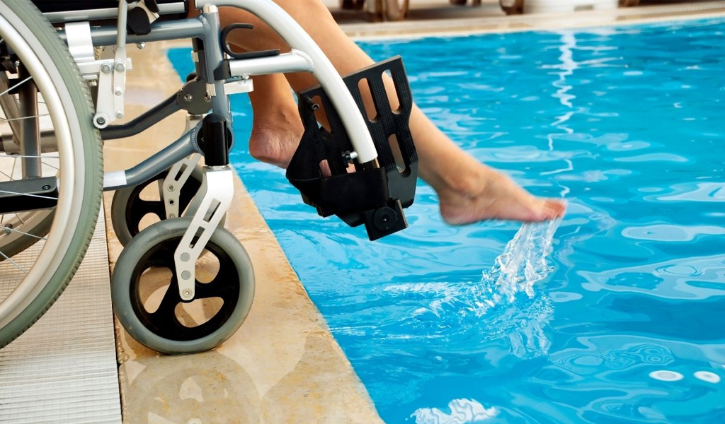 ¿Las grúas de piscina son ajustables para adaptarse a diferentes alturas de agua o tamaños de piscina?