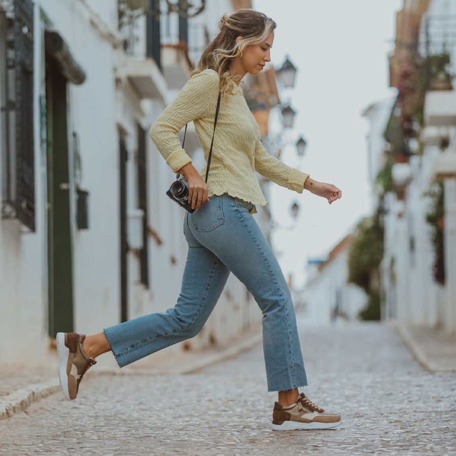 Zapatillas ortopédicas de ancho especial para mujer, modelo moderno en uso