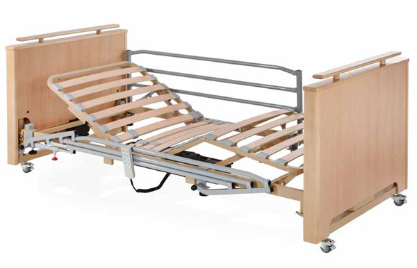 Vista lateral Cama Eléctrica con Carro Elevador trend-antitrendelemburg Aneto Baja con barandillas plegables Vista lateral Cama Eléctrica con Carro Elevador trend-antitrendelemburg Aneto Baja con barandillas plegables