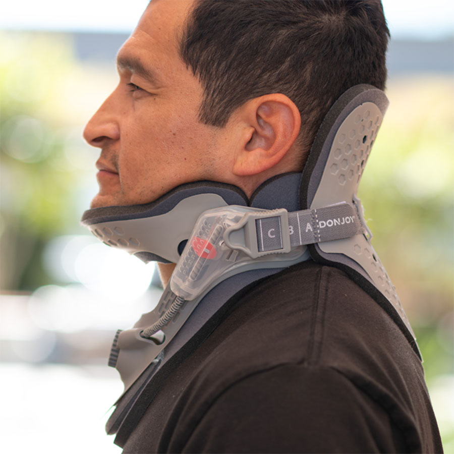 Collarín cervical DonJoy Trauma Collar con cierre Quick-Clip y acolchado transpirable