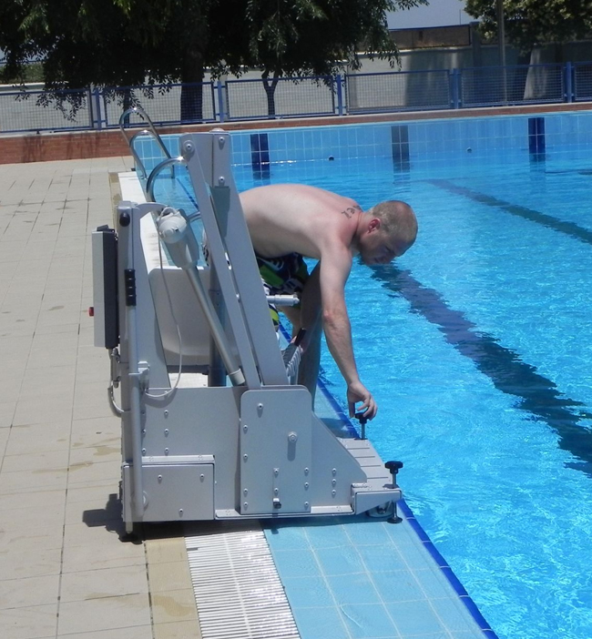 Cómo se instala el elevador de piscina