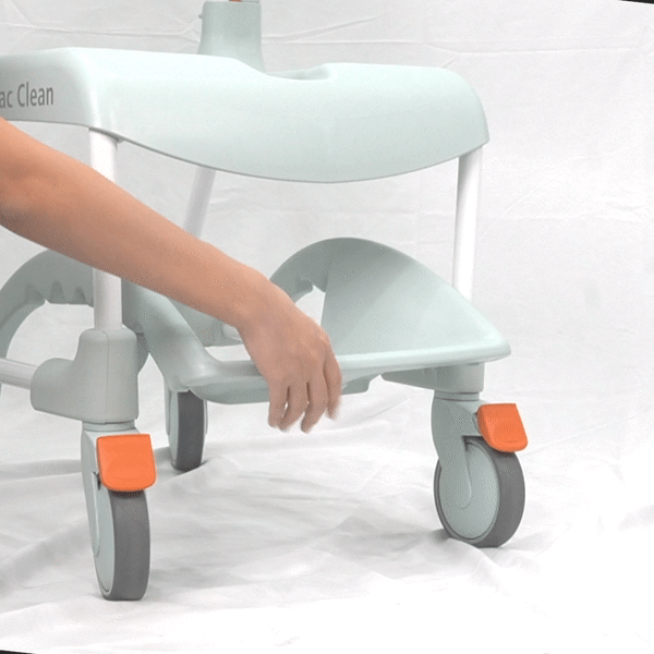 El reposapiés ergonómico es ajustable, se puede plegar debajo del asiento