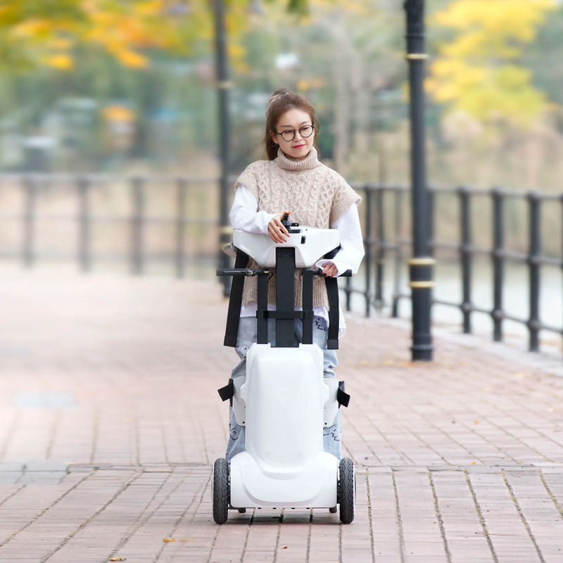 Silla de ruedas bipedestadora Robooter XZ-Droid Smart en posición de pie