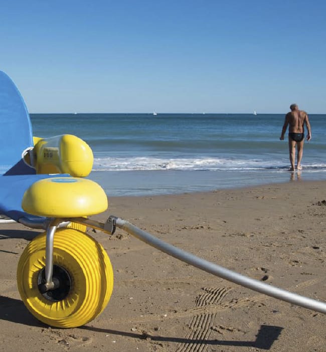 Silla de ruedas resistente a la arena y al agua salada